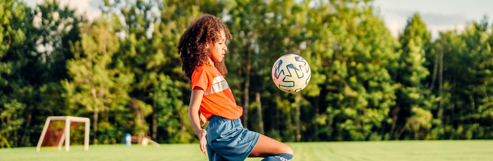 Fille qui joue au soccer au parc communautaire Dover