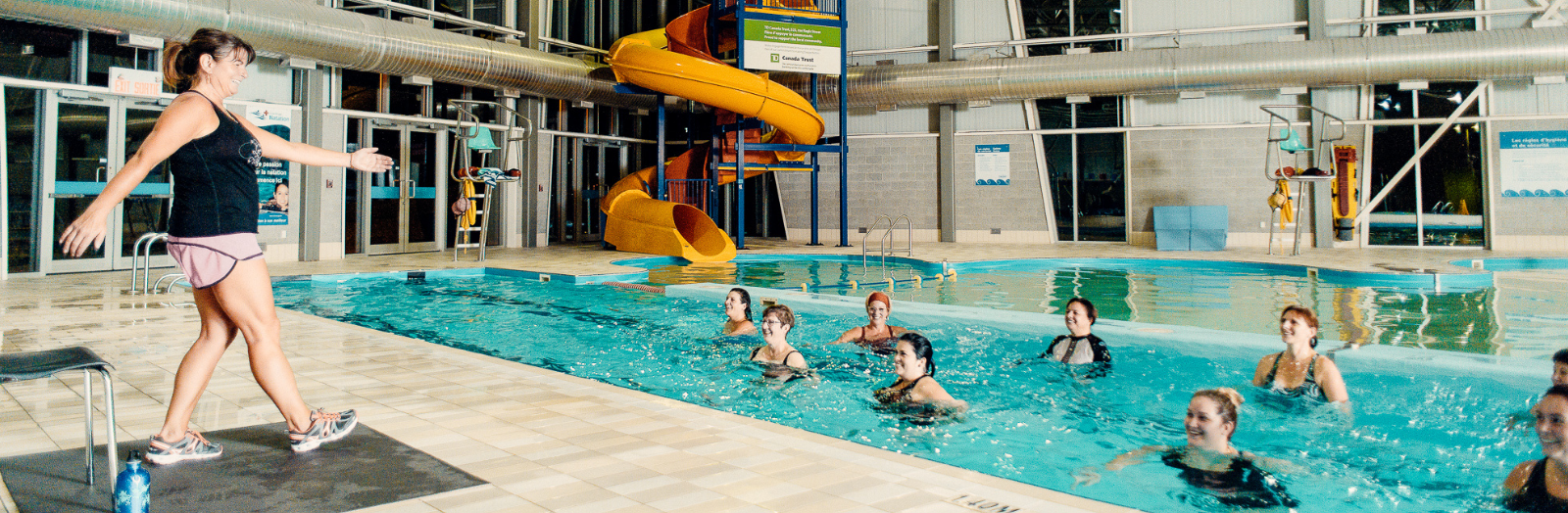 Une femme qui enseigne un cours d'aquaformes