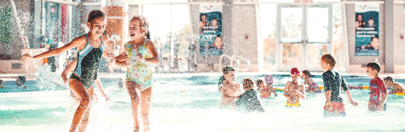 Enfants qui s'amusent dans le bassin récréatif