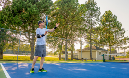 Homme qui joue au tennis