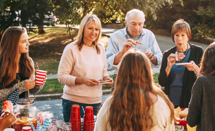 Voisins à une fête de quartier