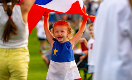 Fille avec un drapeau acadien