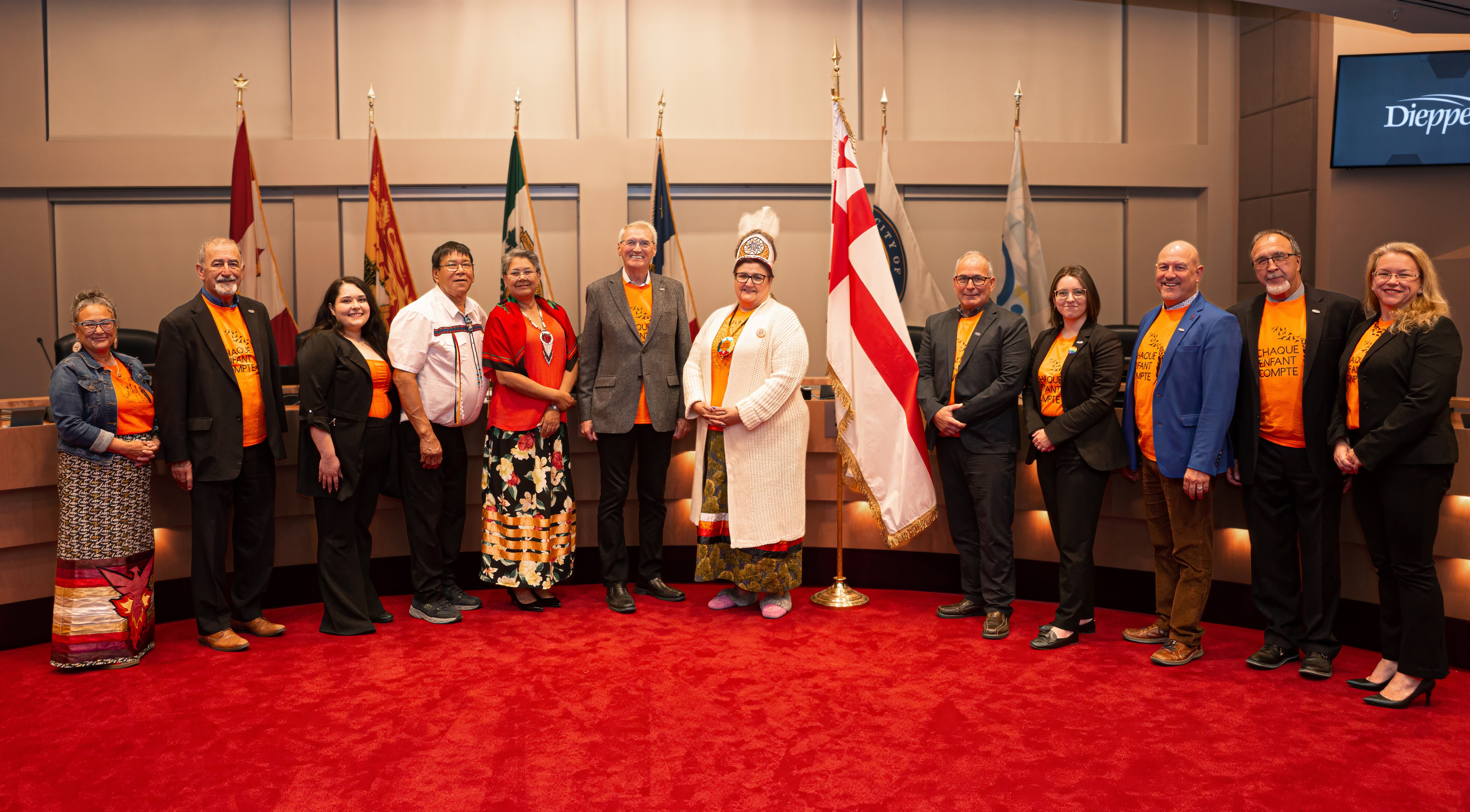 Chef Rebecca Knockwood de la Première Nation de Fort Folly, membres du MTI et conseil municipal de la Ville de Dieppe 