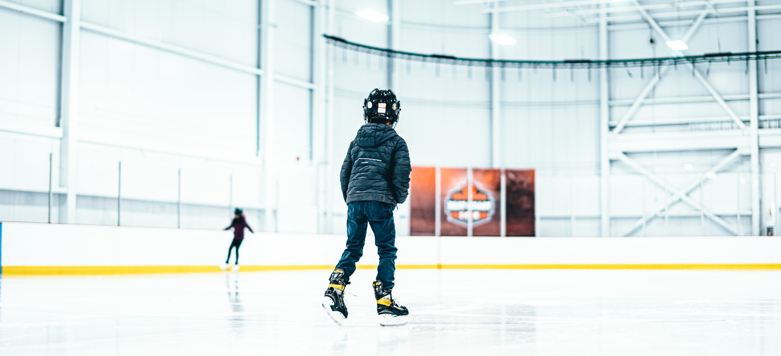 Jeune qui patine sur la surface IGA de l'UNIplex