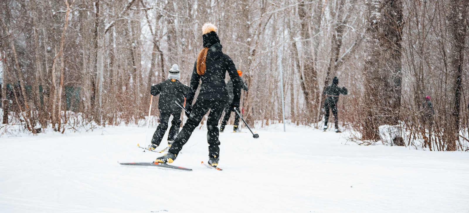 Des gens qui font du ski au parc Rotary St-Anselme