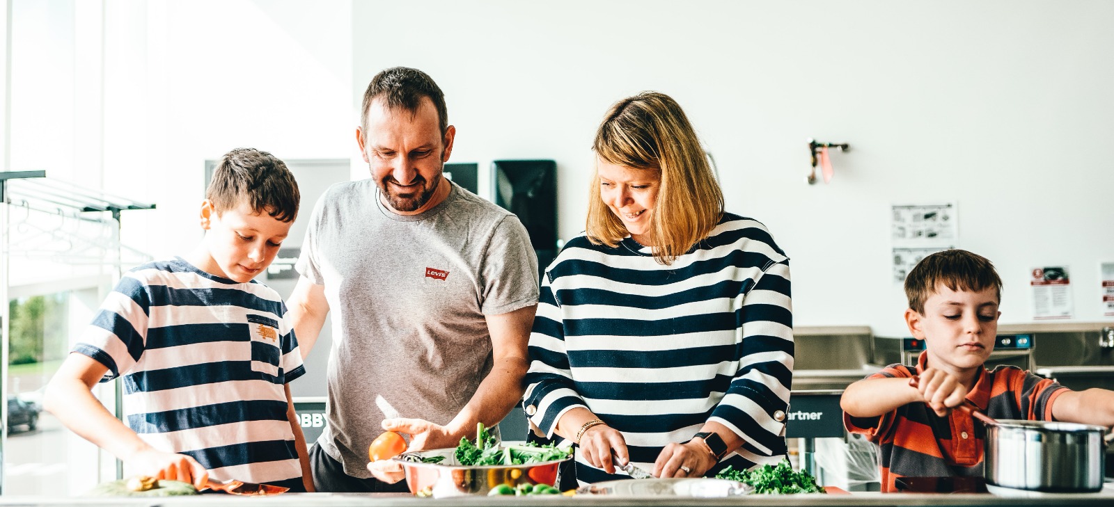 Famille dans cuisine communautaire de l'UNIplex
