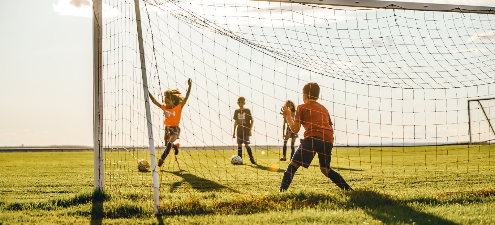 Jeunes qui jouent au soccer au parc Dover