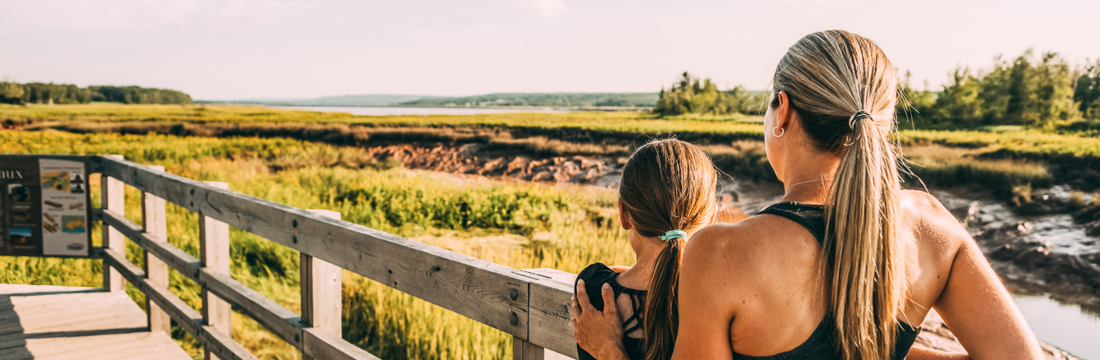 Mère et fille regardant à l'horizon