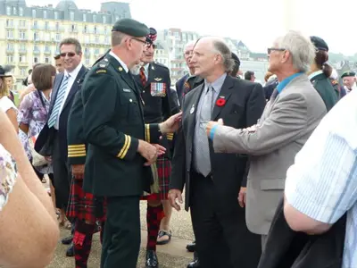 Capitaine Larry Comeau discute avec le directeur général Marc Melanson et le conseiller Paul Belliveau / Capt. Larry Comeau discusses with Chief Administrative Officer Marc Melanson and Councillor Paul Belliveau